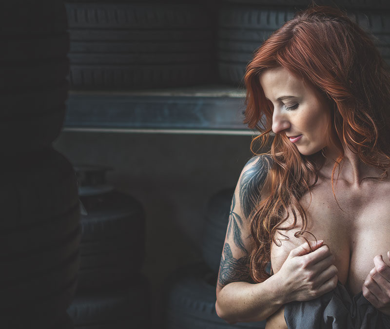 Sinnliche Fotografie in Gera: Porträt einer rothaarigen Frau im Industrie-Ambiente, TfP-Shooting