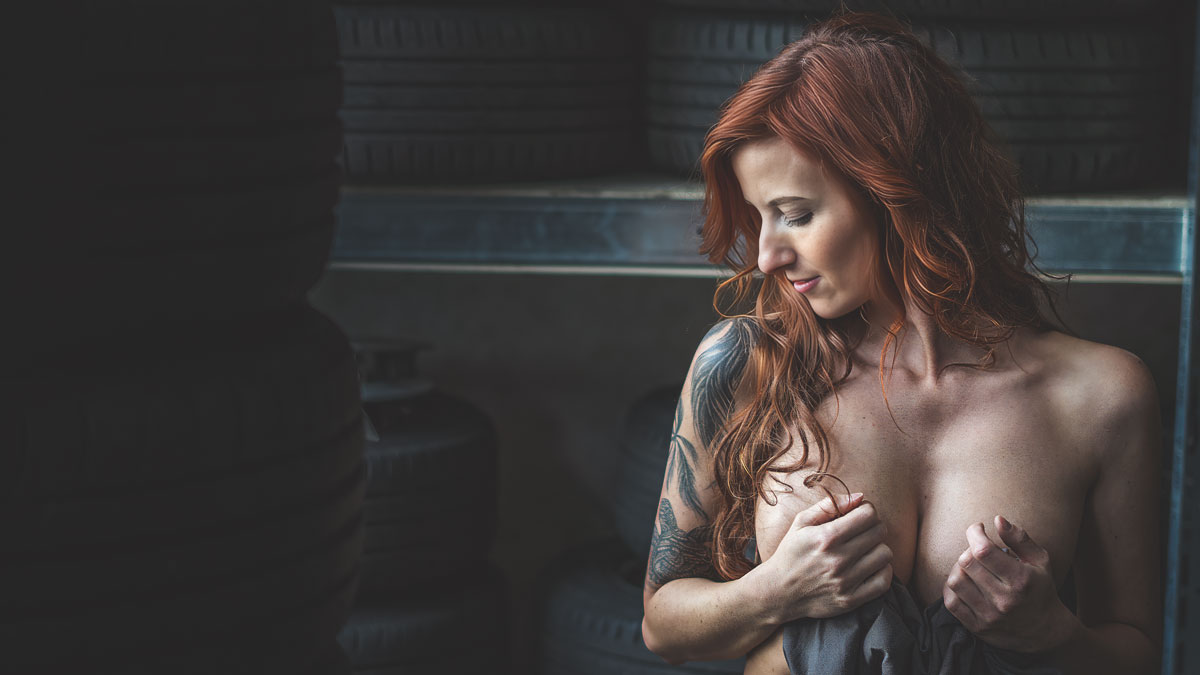 Sinnliche Fotografie in Gera: Porträt einer rothaarigen Frau im Industrie-Ambiente, TfP-Shooting
