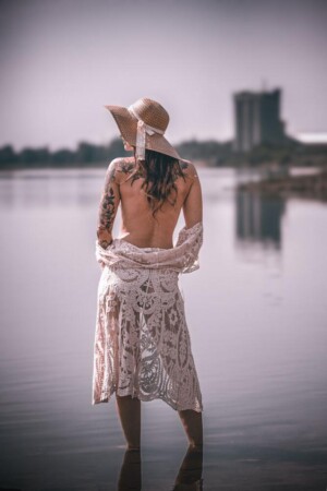 Portraitshooting am Wasser in Gera – Sommerliche Fotografie einer Frau mit Hut