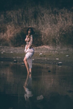 Portraitshooting in Gera – Frau am Wasser mit Hut | Sommer-Fotografie