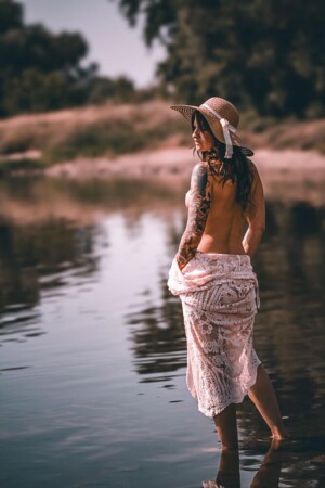 Outdoorshooting in Gera – Frau mit Sonnenhut am Wasser | Portraitfotografie