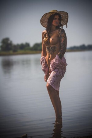 Outdoorshooting Gera – Elegante Portraitfotografie einer Frau mit Sommerhut am See