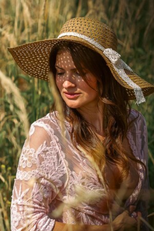 Natürliche Portrait-Aufnahme einer Frau mit Hut, Outdoor-Fotoshooting in Gera | Pixel-Gera
