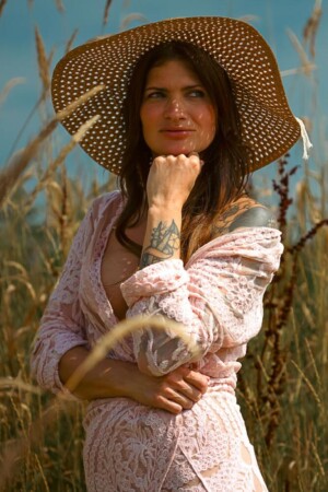 Professionelle Portraitfotos in Gera – Natürliches Portrait einer Frau mit Hut im Gras | Pixel-Gera